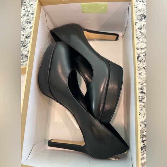 NWT Michael Kors Leather Black Pumps Size 6 - Picture 2 of 5